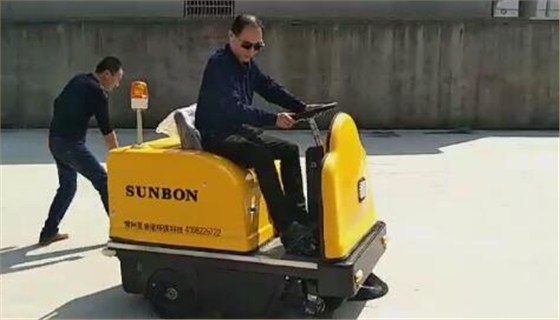 圣倍諾電動(dòng)掃地車(chē)