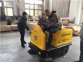 駕駛式掃地機(jī)在地板類板材工廠的應(yīng)用 駕駛式掃地機(jī)在地板類板材工廠的應(yīng)用