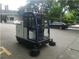 十一黃金周垃圾清理，怎能少的了圣倍諾掃地車呢？