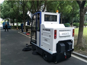 萬圣節(jié)期間電動掃地車助力游樂園清潔