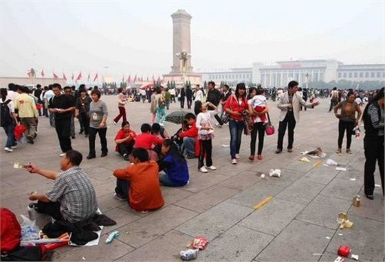 十一黃金周垃圾清理，怎能少的了圣倍諾掃地車呢？