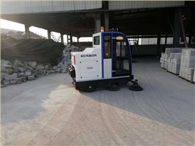 全封閉掃地車在建材廠的應(yīng)用
