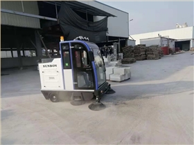 全封閉掃地車在建材廠的應(yīng)用