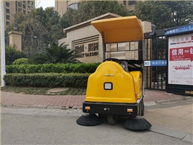 適合物業(yè)保潔用的灑水電動(dòng)清掃車
