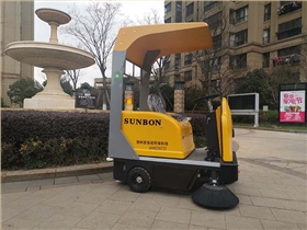 小區(qū)選擇什么類型的電動(dòng)掃地車