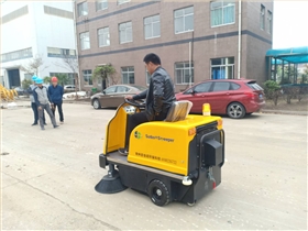 清潔大面積倉(cāng)庫(kù)怎么少的了電動(dòng)掃地車(chē)