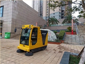 浙江某工廠采購(gòu)圣倍諾2000B型駕駛式電動(dòng)掃地車