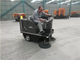 小型掃地車進駐張家港某鋼加工有限公司