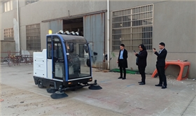 疫情關(guān)頭，物業(yè)公司減少人工使用電動(dòng)掃地車