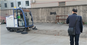 連云港客戶來掃地車廠家體驗試機(jī)