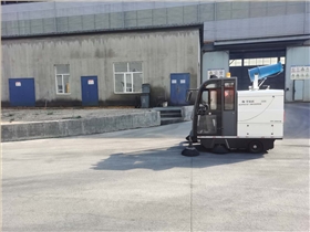 馬路掃地車是什么樣的清潔設(shè)備