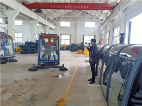 常州某家具企業(yè)來廠考察體驗電動清掃車 常州某家具企業(yè)來廠考察體驗電動清掃車