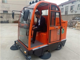 2000A電動掃地車助力物流中心清潔服務(wù)