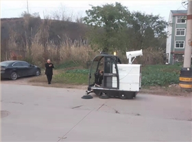 為什么很多公司選擇圣倍諾電動(dòng)清掃車