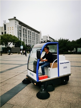 道路環(huán)衛(wèi)清掃車的特點(diǎn) 道路環(huán)衛(wèi)清掃車的特點(diǎn)