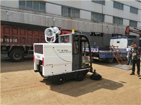 使用小型電動(dòng)清掃車時(shí)應(yīng)該注意哪些問題呢？