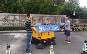 使用駕駛式掃地機(jī)在學(xué)校清潔上是否比人工打掃更好？