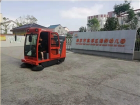 使用駕駛式掃地機(jī)在學(xué)校清潔上是否比人工打掃更好？