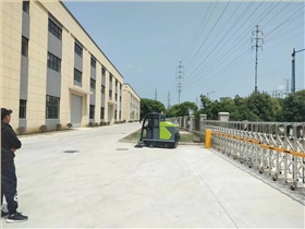 環(huán)保零污染，車間清掃車的清潔利器