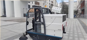 高效、低碳的駕駛式電動清掃車，助力公共場所清潔