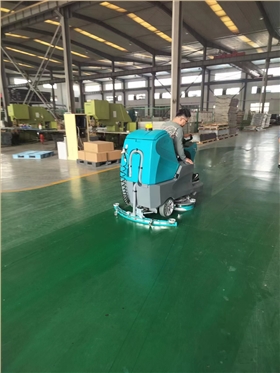 一臺駕駛洗地機(jī)取代了6-10名清潔工的清潔效率 一臺駕駛洗地機(jī)取代了6-10名清潔工的清潔效率