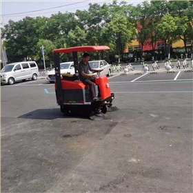 如何通過物業(yè)清掃車提高社區(qū)環(huán)境質(zhì)量？