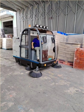 電動清掃車:清潔與環(huán)保的完美結(jié)合 電動清掃車:清潔與環(huán)保的完美結(jié)合