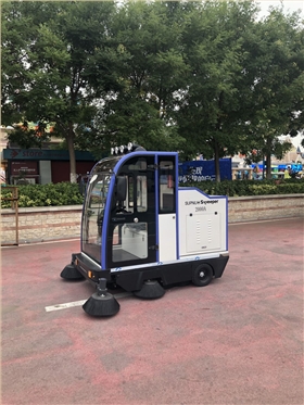 解決炎熱與塵土，電動(dòng)清掃車助力環(huán)衛(wèi)工作 