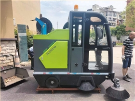  環(huán)衛(wèi)街道用的中大型掃地車，是城市清潔的得力助手