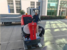 工業(yè)洗地機(jī)的革命:提升清潔效率與環(huán)境友好性的利器 工業(yè)洗地機(jī)的革命:提升清潔效率與環(huán)境友好性的利器