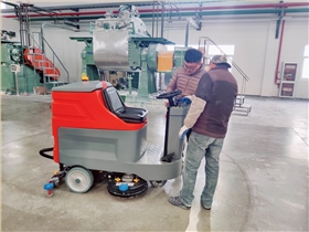 商業(yè)駕駛式洗地機(jī)在滿足現(xiàn)代商業(yè)清潔需求方面展現(xiàn)出了不可替代的優(yōu)勢 商業(yè)駕駛式洗地機(jī)在滿足現(xiàn)代商業(yè)清潔需求方面展現(xiàn)出了不可替代的優(yōu)勢
