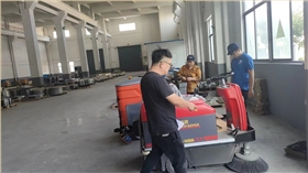 倉庫洗地機成為現(xiàn)代倉庫管理不可或缺的一部分，推動各行業(yè)向高效、環(huán)保的方向發(fā)展