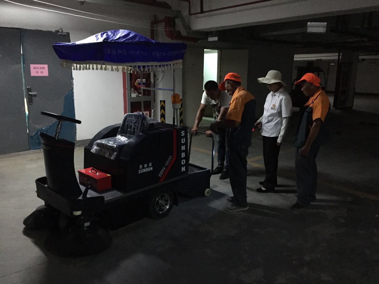 圣倍諾小型掃地車車庫應(yīng)用