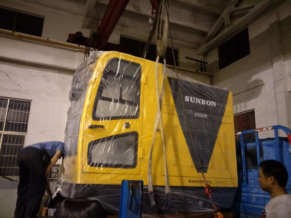 圣倍諾電動(dòng)清掃車裝車1