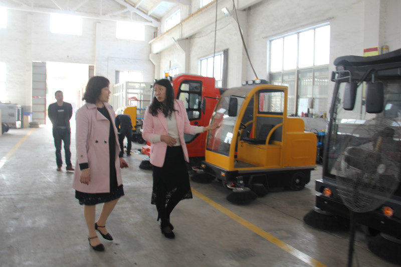 河北客戶考察圣倍諾電動(dòng)掃地車