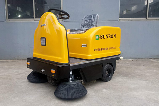 車庫(kù)電動(dòng)掃地機(jī)