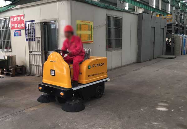 小型電動(dòng)掃地機(jī)助力物流倉(cāng)庫(kù)清潔