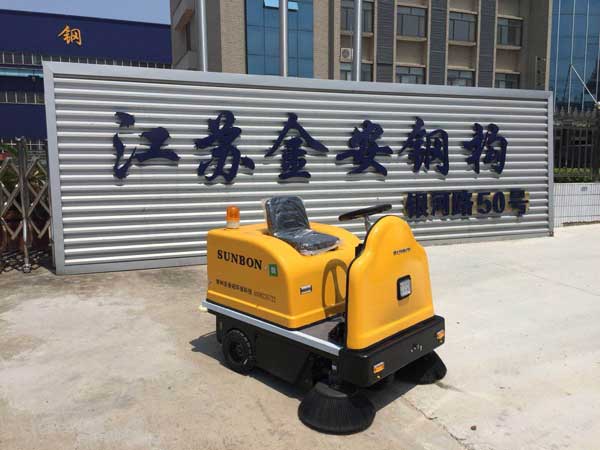 小型車(chē)間掃地機(jī)順利交付江蘇金安鋼構(gòu)