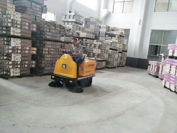  駕駛式掃地機(jī)在地板類(lèi)板材工廠的應(yīng)用