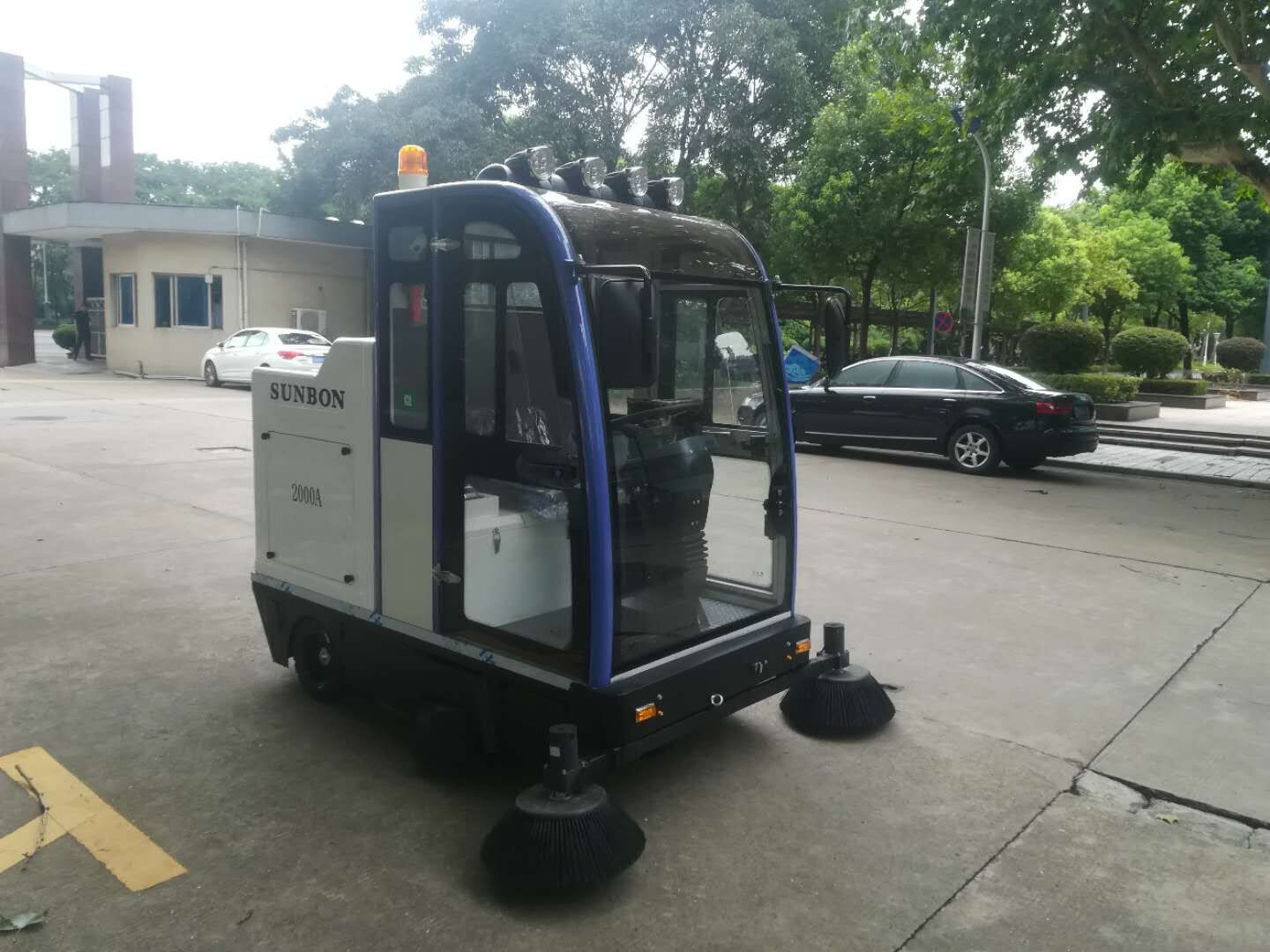 如何正確調(diào)節(jié)電動(dòng)掃地車刷子的離地高度？