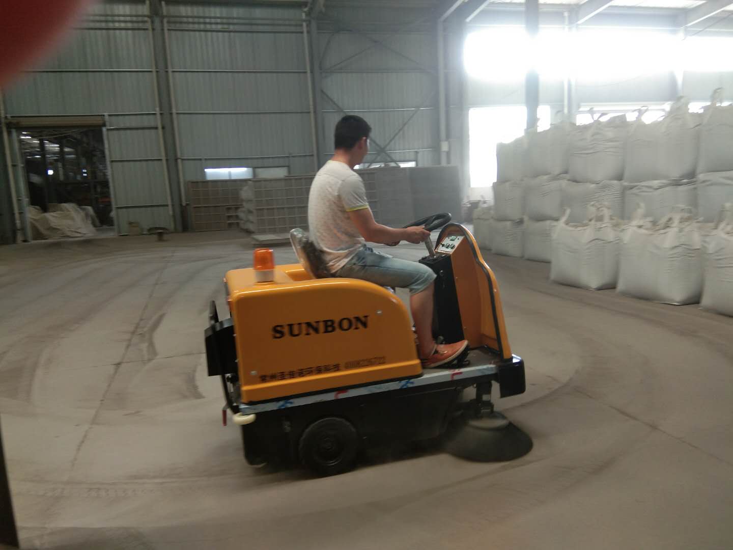 小型掃地機(jī)為工廠解決清潔難題