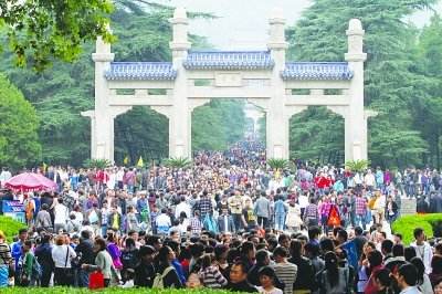 十一黃金周垃圾清理，怎能少的了圣倍諾掃地車呢？