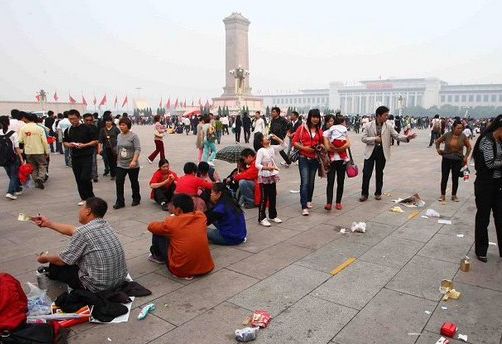 十一黃金周垃圾清理，怎能少的了圣倍諾掃地車呢？