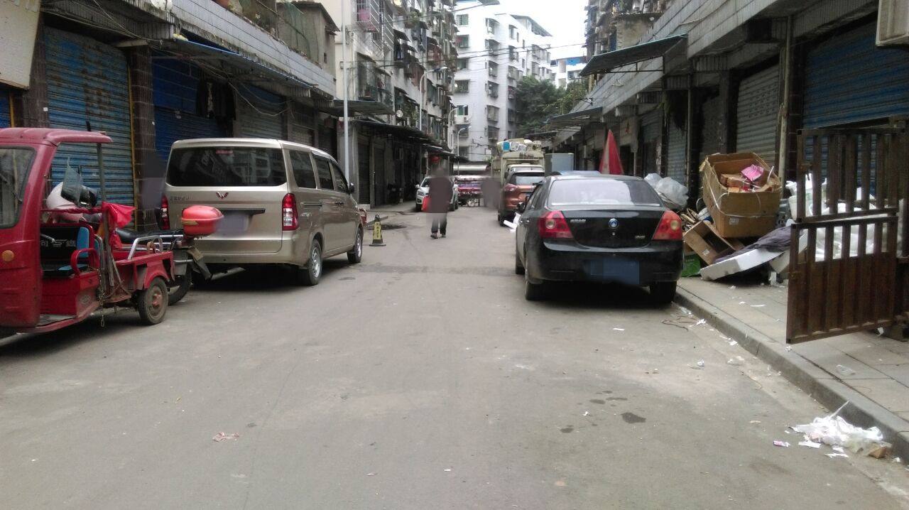 駕駛式掃地機助力解決背街小巷環(huán)境問題