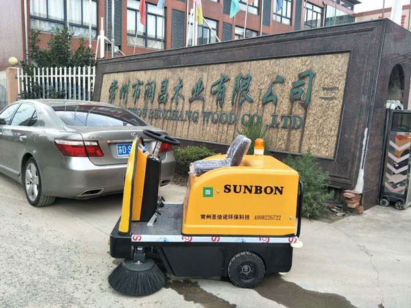  駕駛式掃地機(jī)在地板類(lèi)板材工廠的應(yīng)用