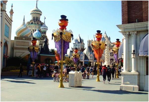 萬(wàn)圣節(jié)期間電動(dòng)掃地車助力游樂(lè)園清潔