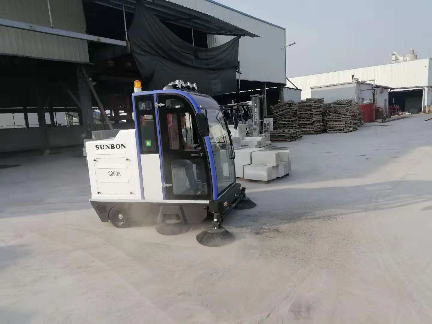 全封閉掃地車在建材廠的應(yīng)用