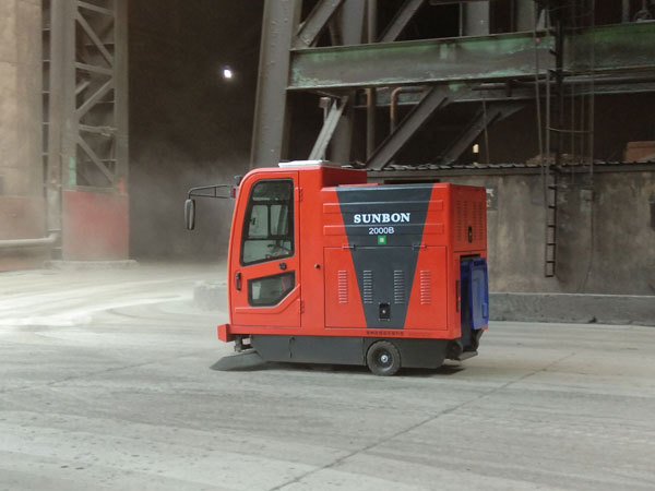 地面清掃就用電動(dòng)掃地車，效率遠(yuǎn)超人工10倍