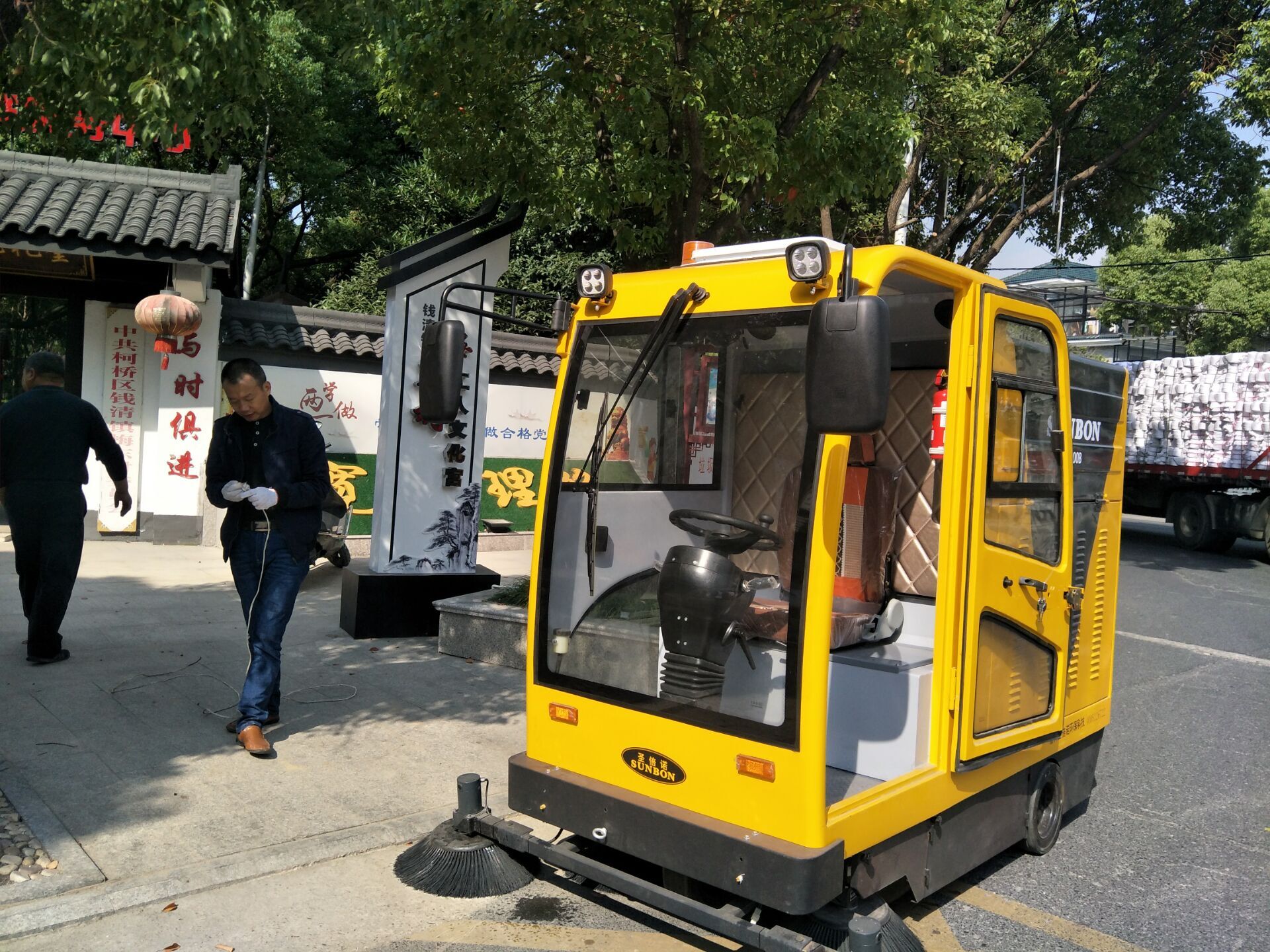  環(huán)衛(wèi)掃地車走進(jìn)新農(nóng)村