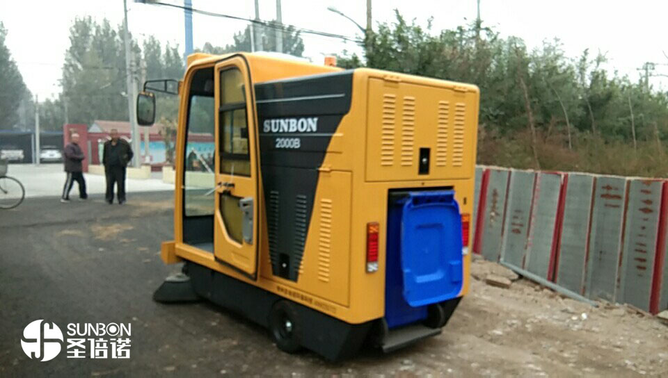 環(huán)衛(wèi)掃地車為城市守歲，奮戰(zhàn)一線